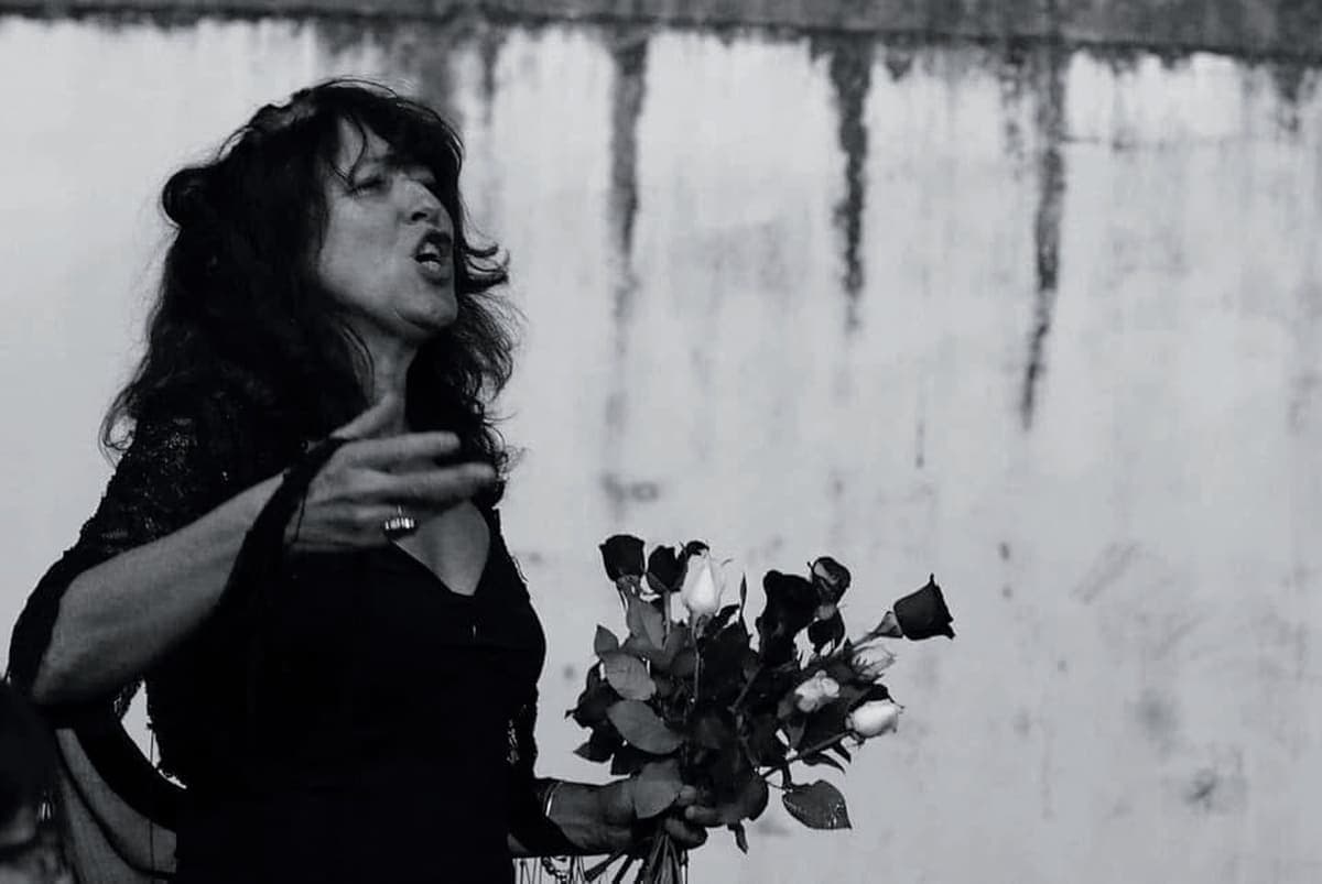 Hendriktje zingend tijdens een optreden met gitaarbegeleiding