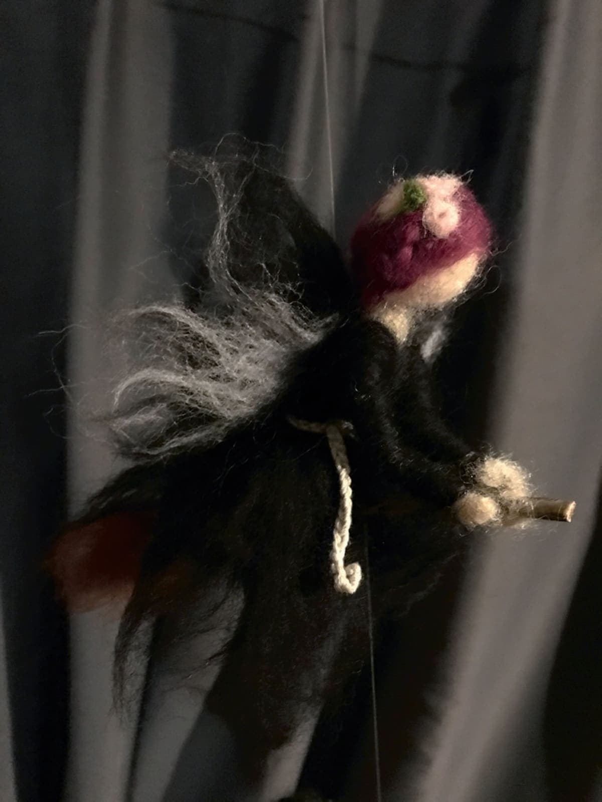 Wolvilt-mobile met kleurige figuren